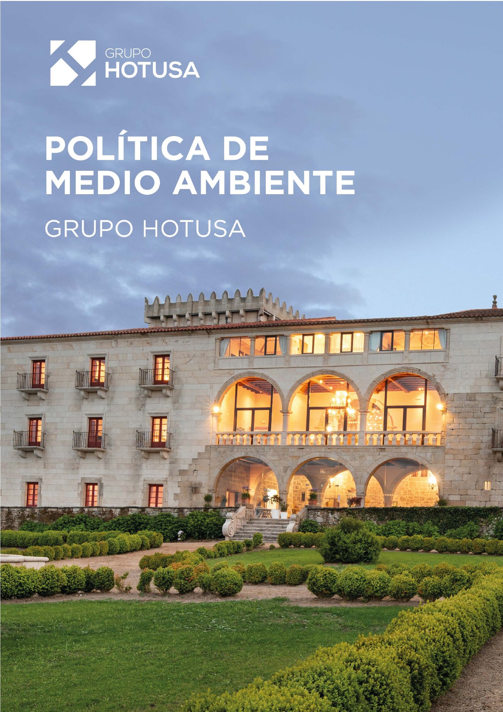 Portada de la Política de medio ambiente de Grupo Hotusa, con el logotipo de Grupo Hotusa sobre la fotografía de un hotel de piedra con arcos iluminados al atardecer y jardines.